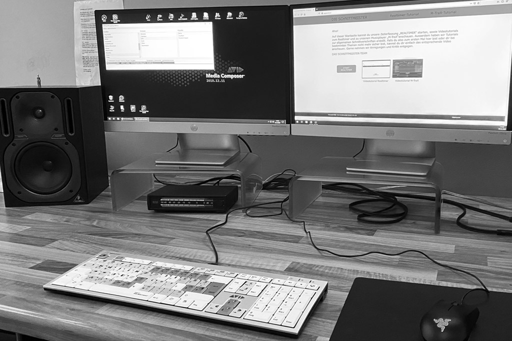 Schnittplatz mit Media Composer, zwei Monitoren und Schnitt-Tastatur